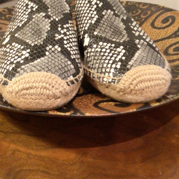 Tory Burch Max snake print espadrille mules - Picture 8 of 11